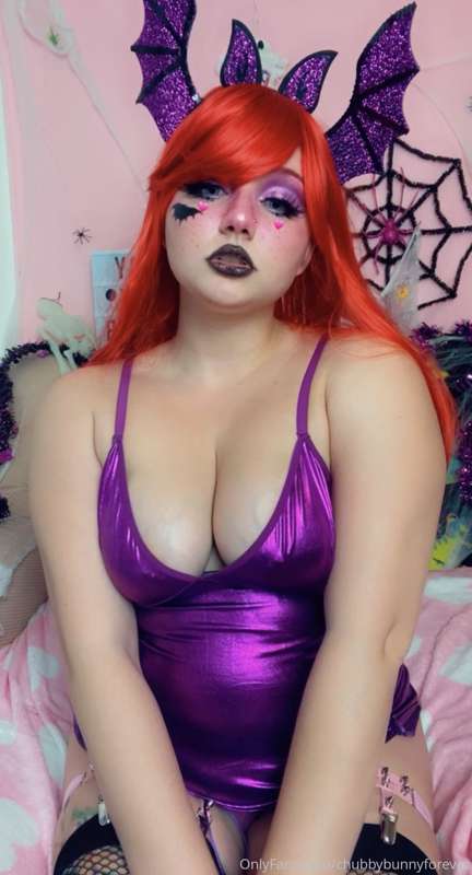🖤💜🖤💜 BAT GIRL 💜🖤💜🖤
swipe for tons of pics of my fat thighs p..