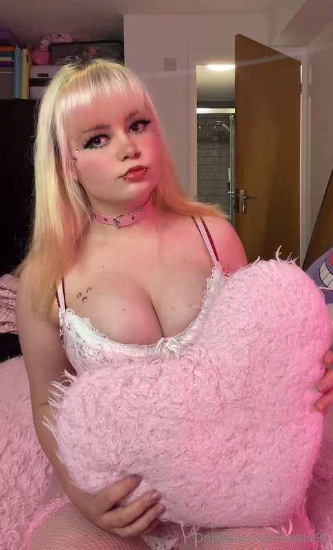 💗 HIII EVERYONE HAPPY VALENTINE'S DAY 💗❣️ i just want to tak.. 1
