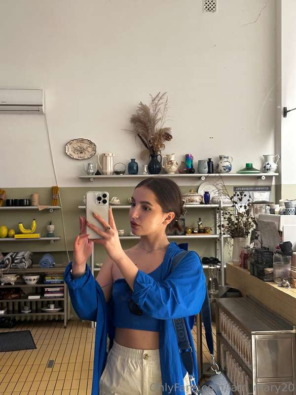 Blue looks good on me, don't you think?😋