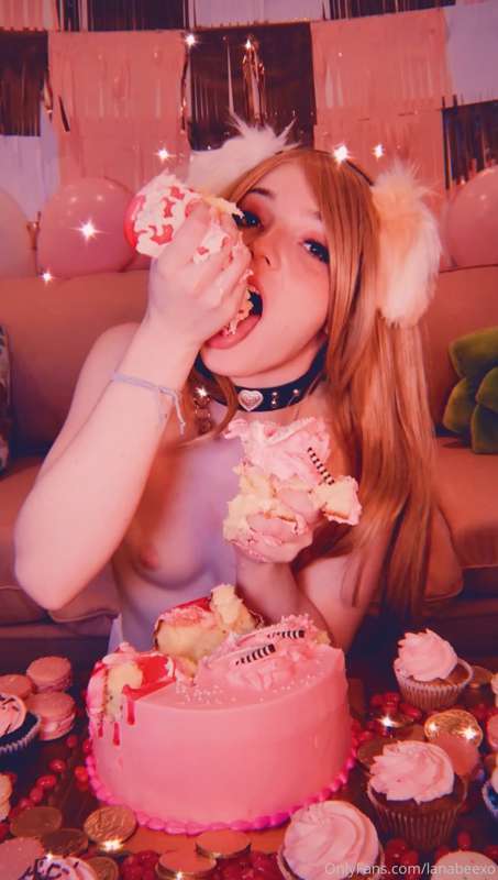 Hi I’m 25 today! 💕 4