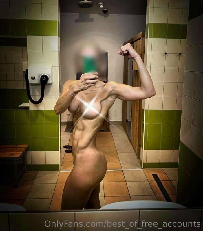 46 y/o sixpack fit mom is doing x-rated & softcore content t..