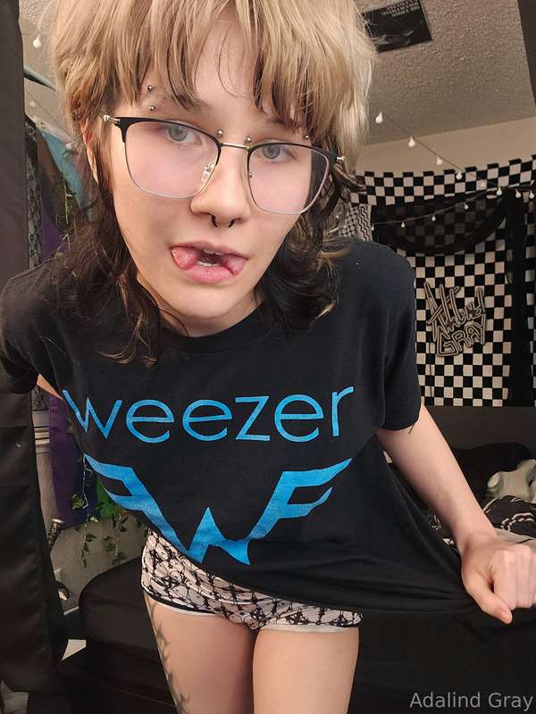 NEW Lazy Addy photos otw to ur inbox 📥God I love Weezer7/3/2.. 6