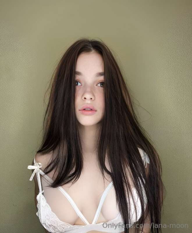 Stunning babe @frombellawithlove  wants to show daddy how we..