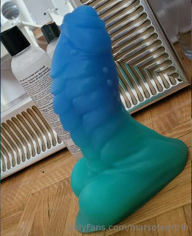 I just updated my Amazon wishlist <3 (pics related, me being.. 2