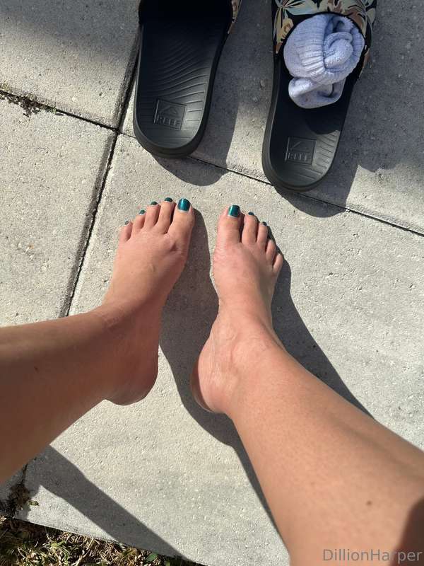 Getting some sun yes even in December 😂 For my feet lovers 👣..