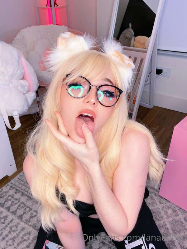 Posting a dildo blowjob video tomorrow ✨ what would you like..