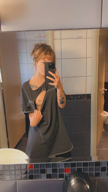 this tshirt has a perfect titty flashing hole 🤣