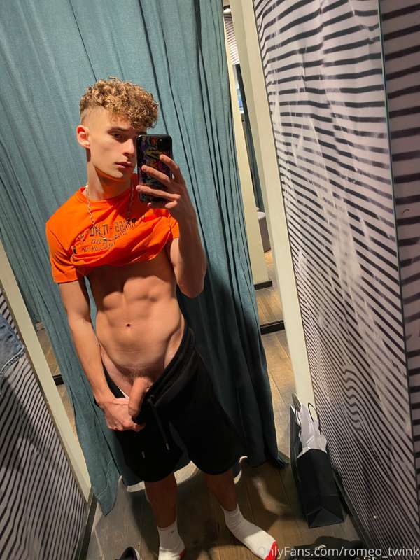 fitting on new clothes in the changing room 🙈 4
