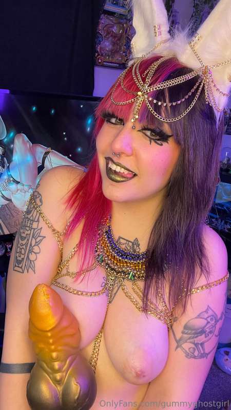 The gold dildo goes so good with this set 😉 23