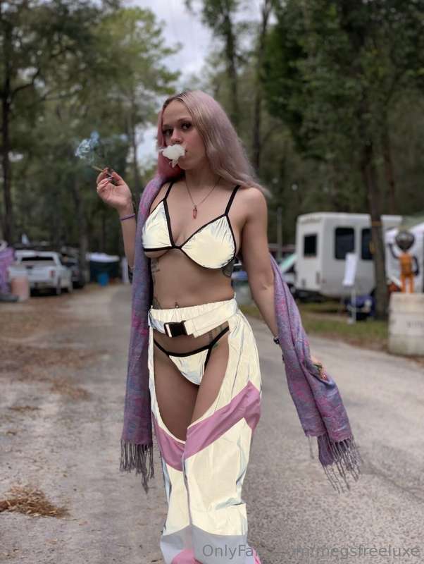 happy 4/20!! am i smoking hot?? 😏🥵