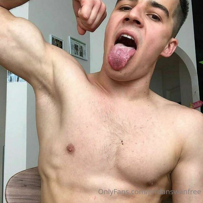 Kiss my biceps 😁❤️