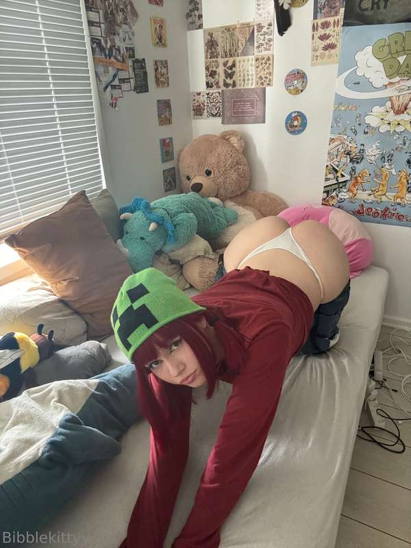 Creeper nearly explodes while fucking himself💦