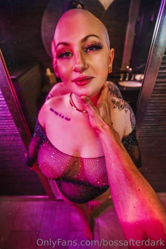 Just us. Set with @mimi_flowers_premium  Much more on the wa.. 3