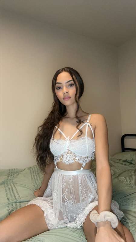 i’ll be live tonight @ 9pm pst/ 12am est 👅