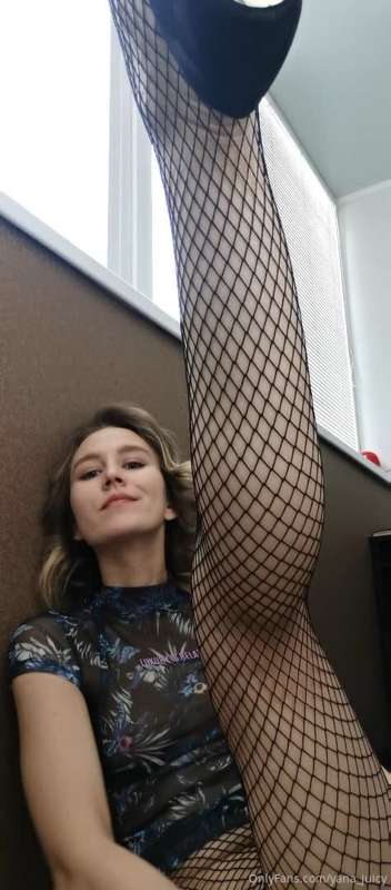 Look like I can highly raise my tender thin leg, Mmm, I want..