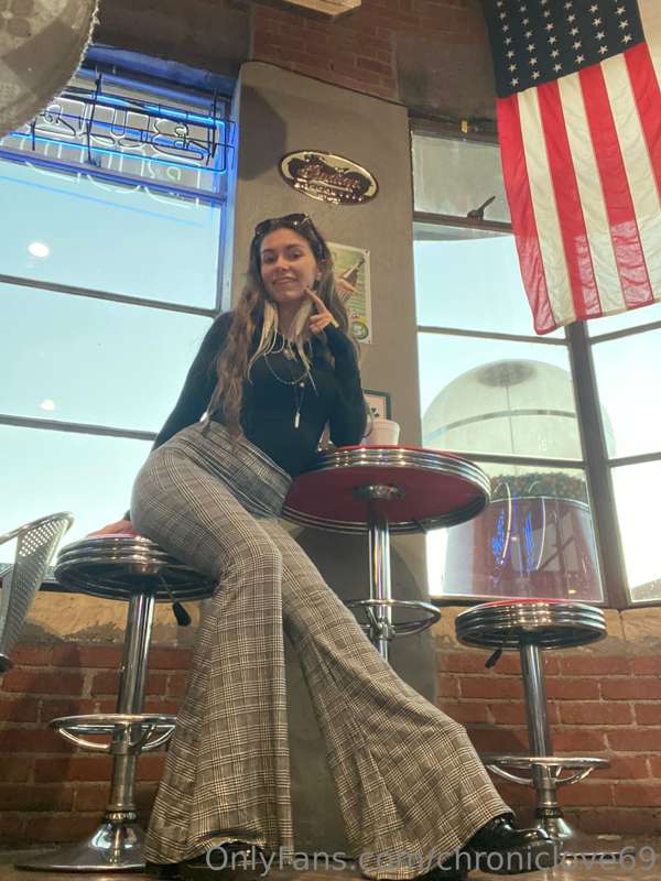 Strike a pose 🫶🏼💃🏻🦚 this place had some yummy fried pickle c..