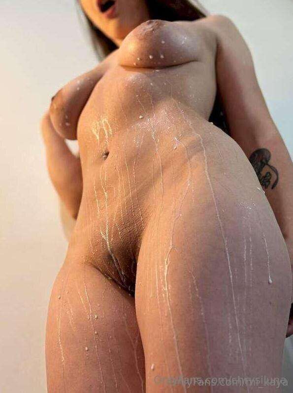 @milanavexfree loves to masturbate looking at herself in the..