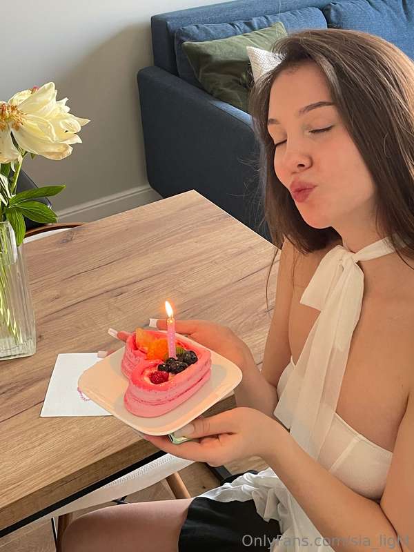Aaaaaaahhh! 😄 Friends! Thank you all for the birthday wishes..