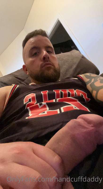 Who likes guys in a basketball shirt 🏀😜😈