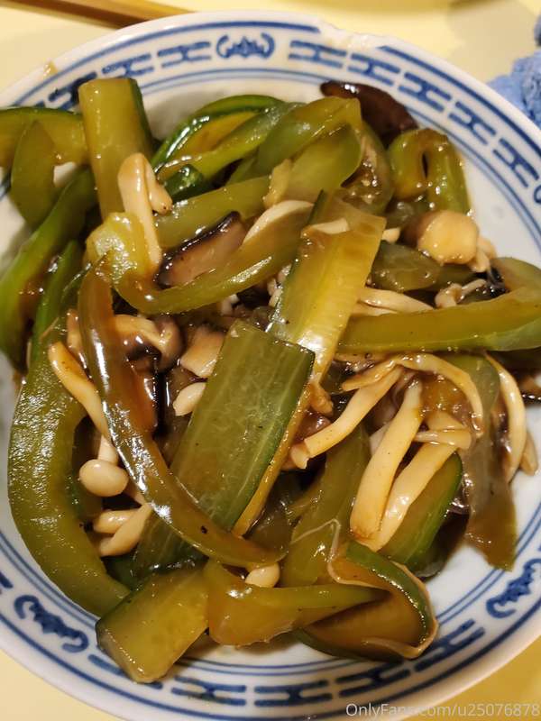 Cucumber, Shitake + Seafood Mushrooms Stirfry and Spaghetti .. 3