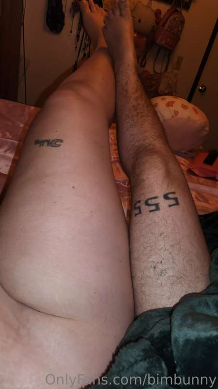 Holy FUCK!!!!!!!! My feeders leg looks TINY next to mine! I'.. 1