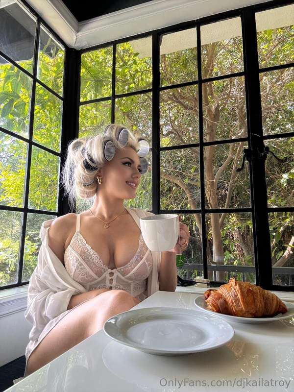Do you want me or the croissant for breakfast?😉