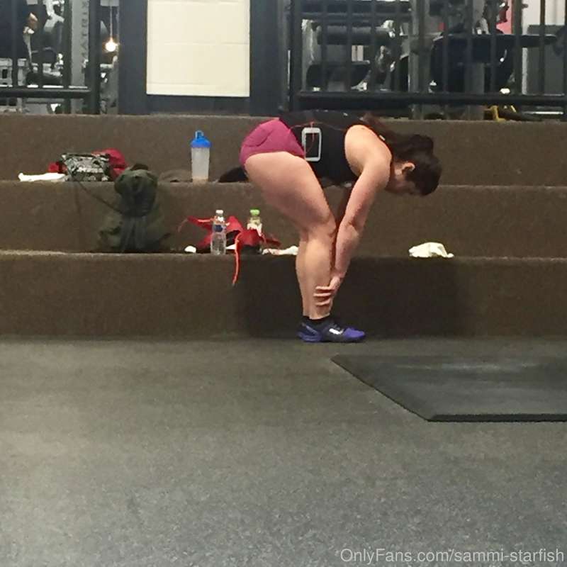Some dumbbell lunges for the booty gains. Everytime I wear s.. 19