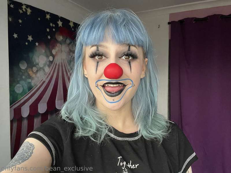 I did the clown from my nails 🥹