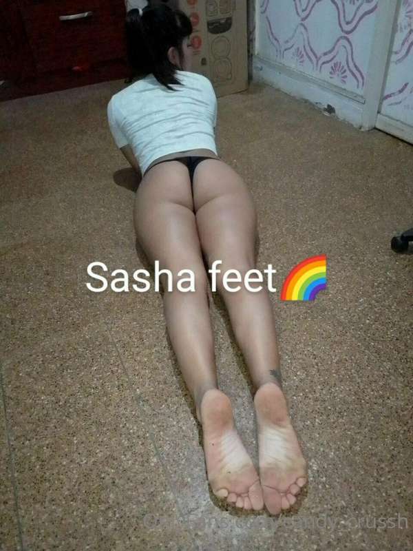 hello daddy free account 🤑 she is my friend sasha sells FEET..