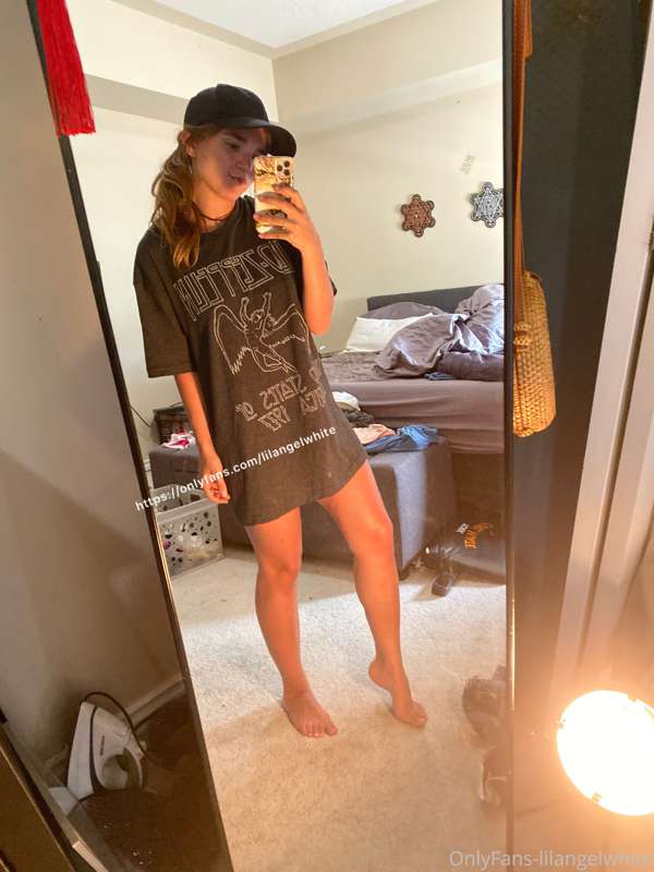 SWIPE RIGHT ➡️➡️ FOR THE SHIRT TO COME OFF 😋