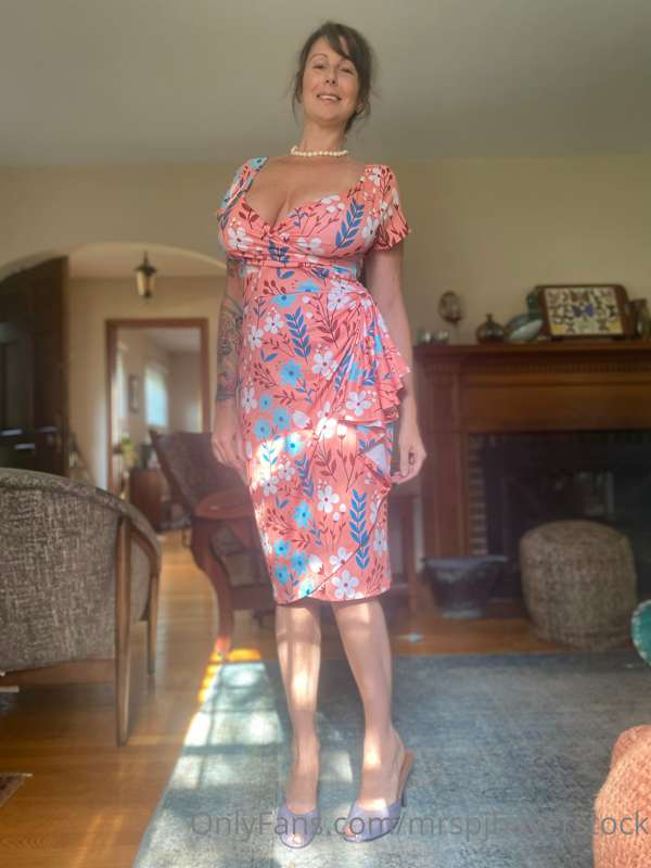 Had some requests for pics in the new dress… #3 is my favori..