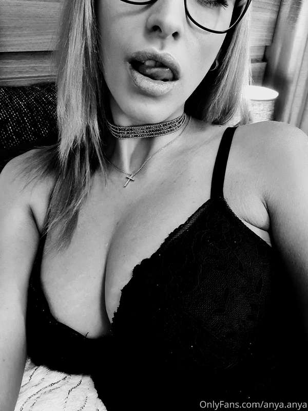 Come closer to can taste my lips 💋
