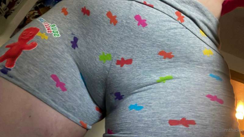 Cameltoe lookin real fat today in the gray cotton shorts 😈