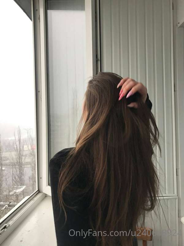 Isn't my hair invites you to grab it?🖤