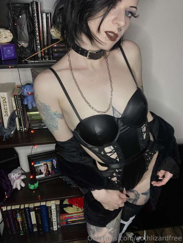 This goth needs to be treated like a fuck toy right now. Jus.. 20