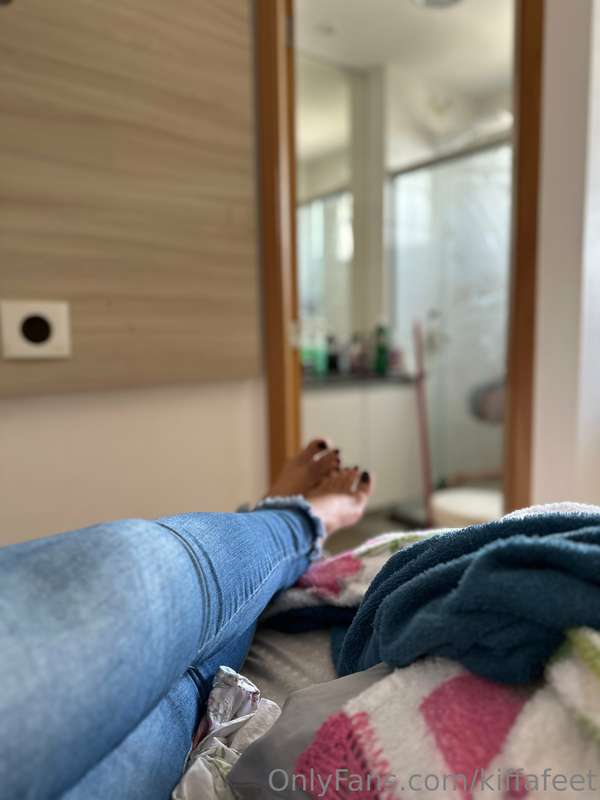 Real Queen life  While I am resting. The slave is cleaning m..