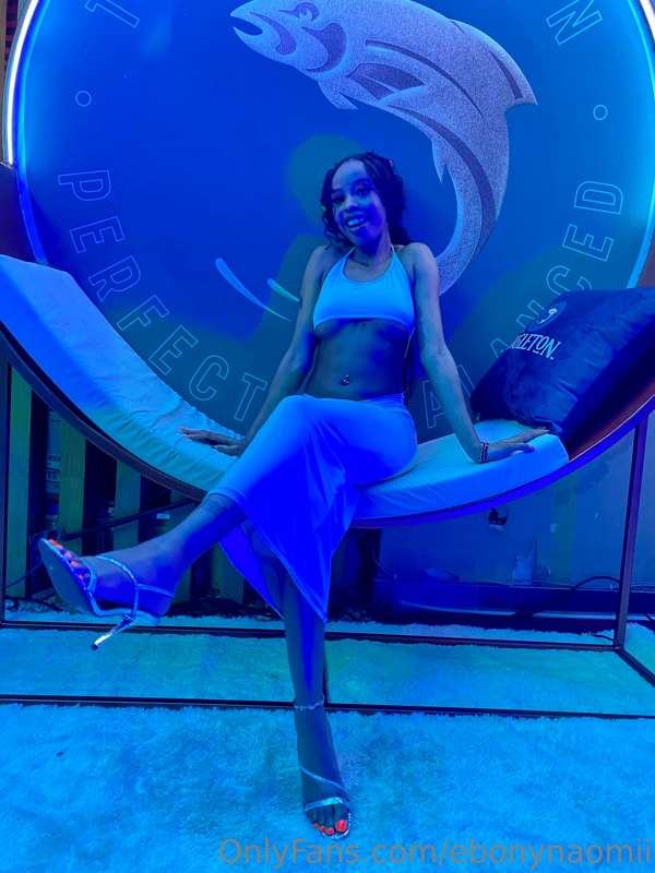 ## I am a mermaid, and I can make you fall in love with me w..