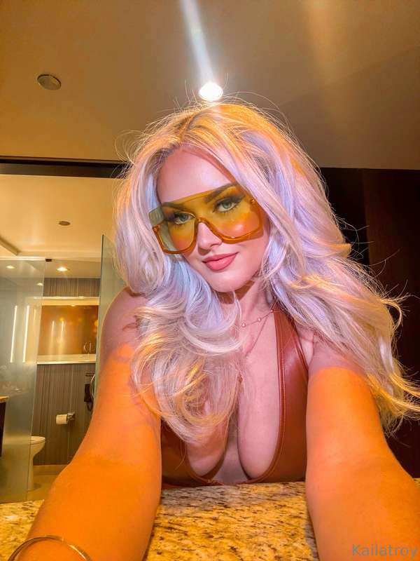 Spoil me 🥰 and I’ll give u the world 😘