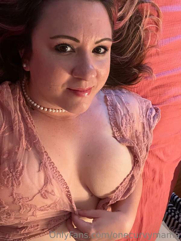 Trying a more innocent look for this Valentine’s Day! ❤️❤️ w..