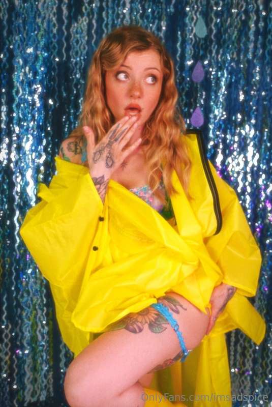 Oh so THAT’S what’s under my jacket🤭💐 2