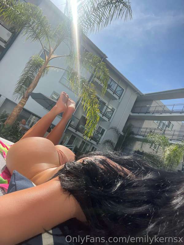 i’m thankful for the sun back home! wbu? ☀️🍑