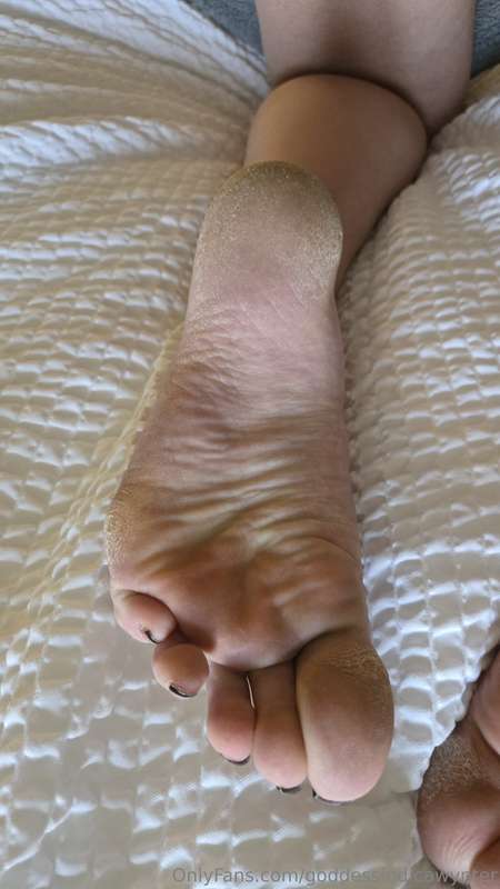 Stinky soles sunday!! Sniff and lick my feet clean after bei.. 5