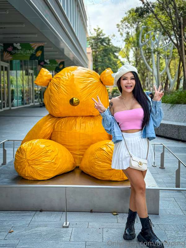 gurrrl, a big bear behind youuu 🤭