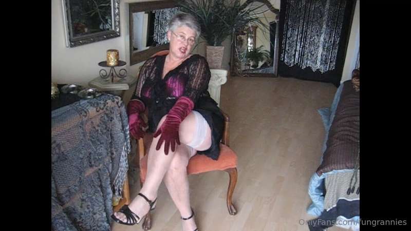 This hot video, of your naughty aunty, shows you what she do.. 3