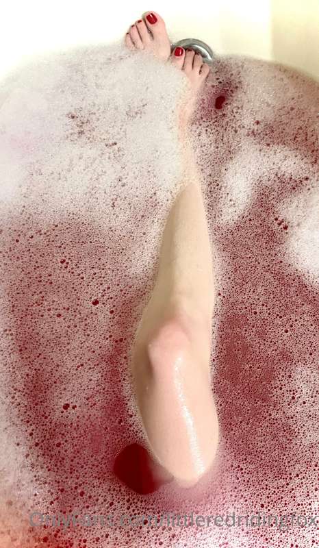 Nothing better than a hot bubbly bath after a long week 💦🖤