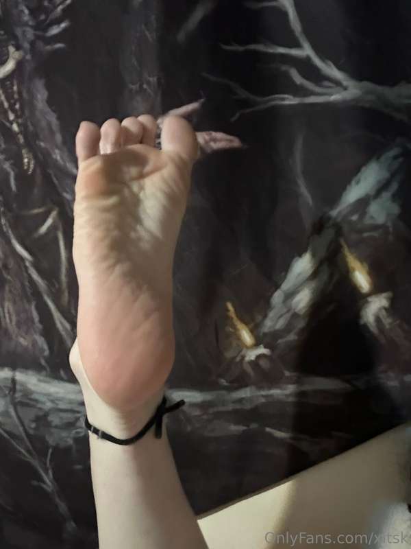 who wanna watch me worship them? 1