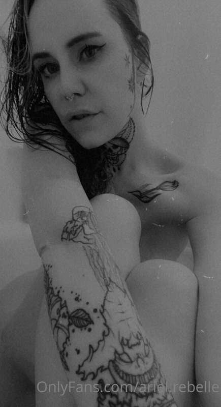 Bath time to start my Monday xoxo