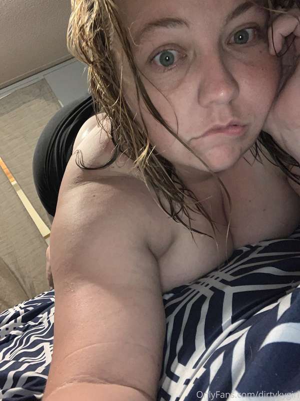 Send tips for surprise DMs !!! I also offer sexting as well .. 4