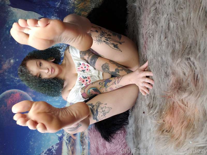 Booty and boobies. And of course my perfect feet 💜
Which is .. 1