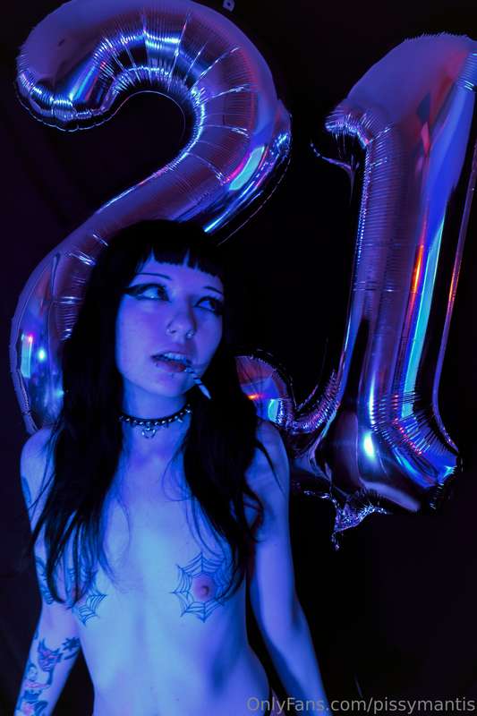 HAPPY 21ST TO ME! Tip to buy me drinks and help me celebrate.. 3